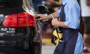 Gasolina cai 6% em um ano e fecha agosto a R$ 5,75; etanol chega a R$ 4,95 no mês